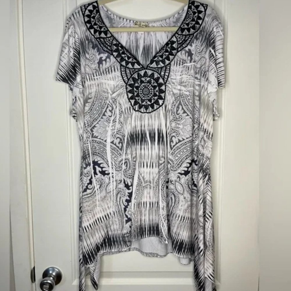ONE WORLD Black and White Patterned Top